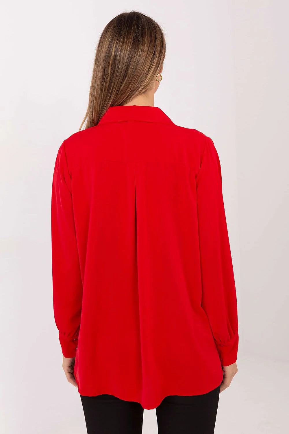 chemise femme rouge vif manches longues bouffantes poignets boutonnés col jabot élégant fermeture boutonnée dissimulée tissu polyester fluide léger