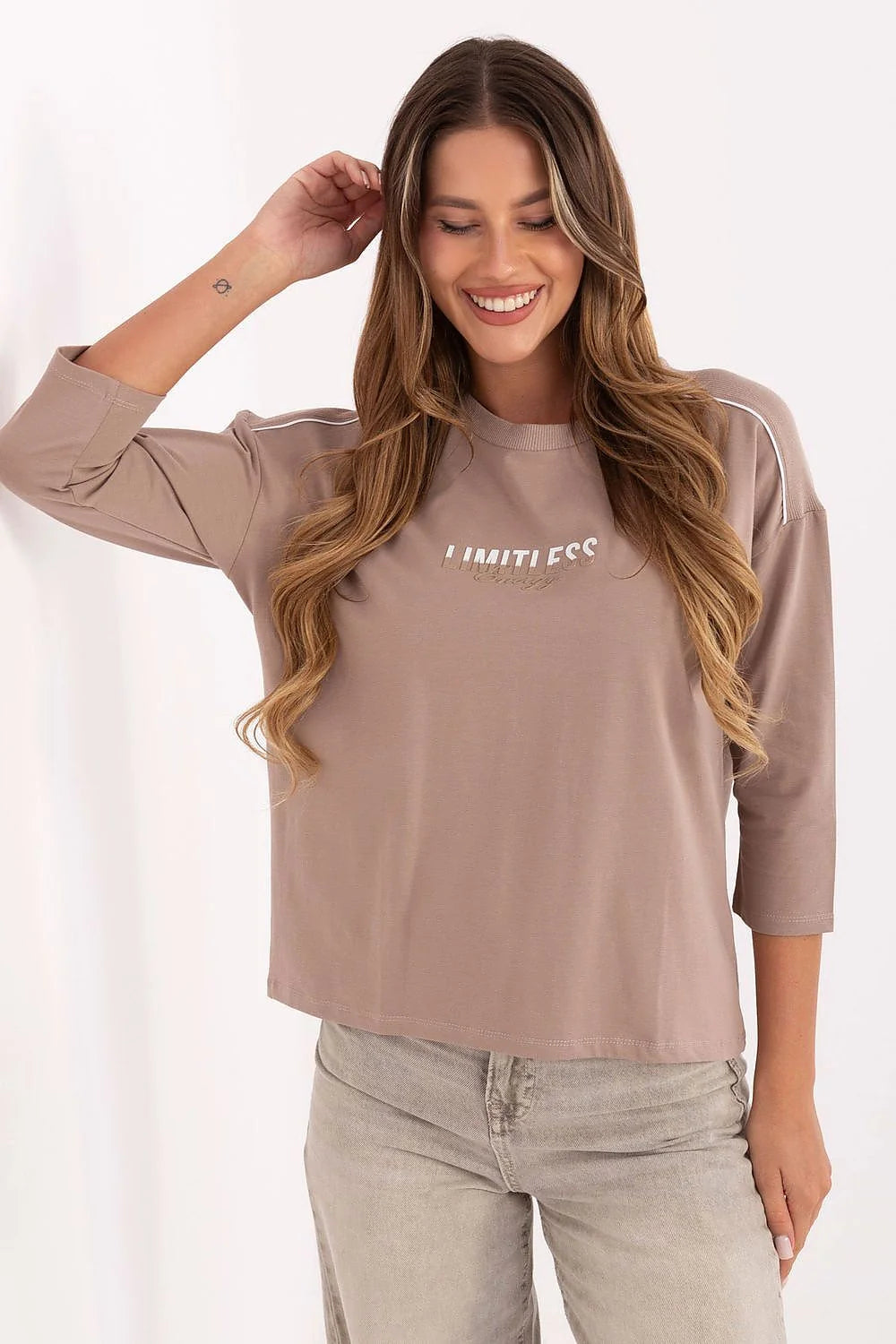 tee shirt femme casual coupe boxy manches troisquarts col rond jersey doux taupe rosé broderie logo métallique bande contrastée épaules