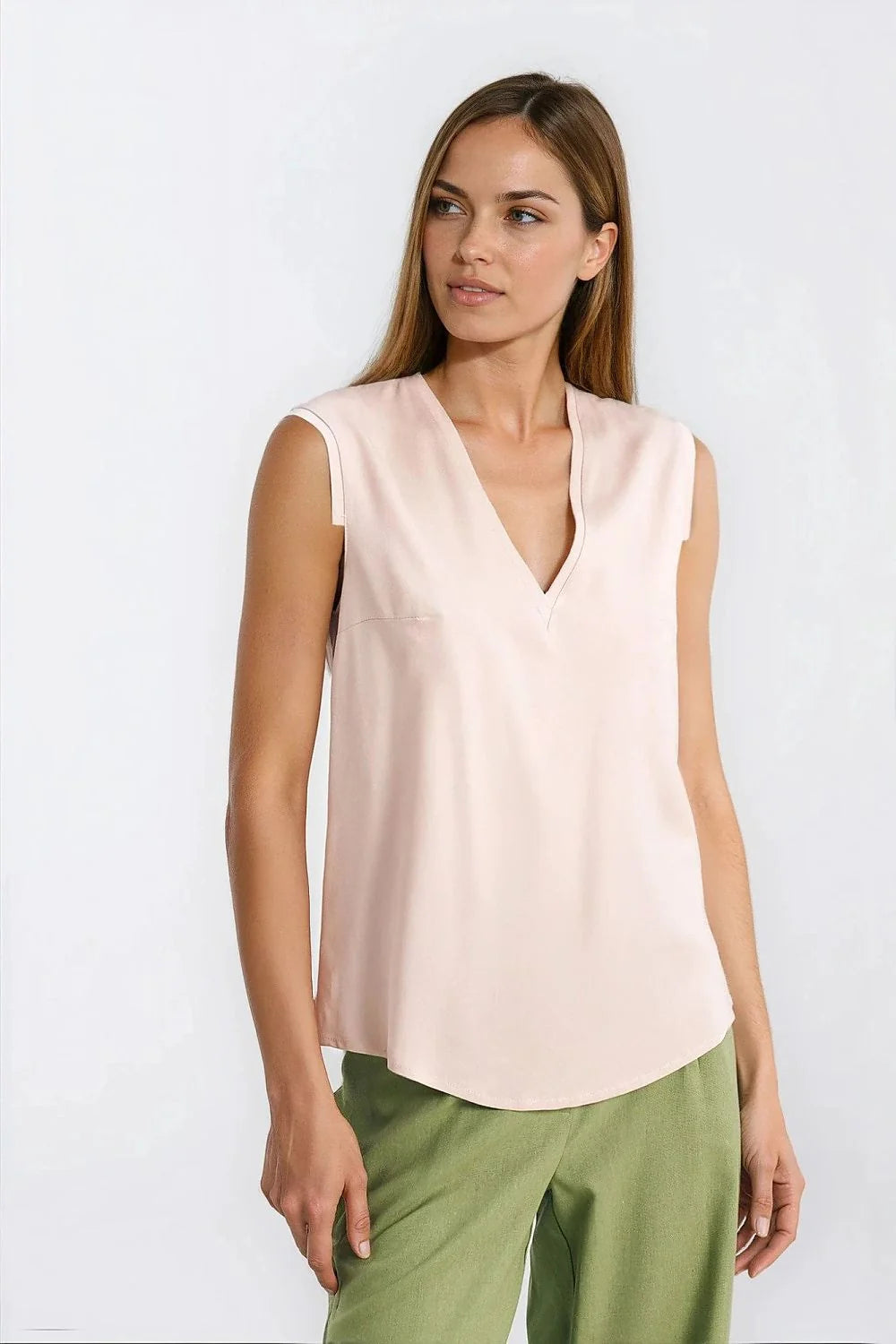 blouse femme rose poudré viscose satinée légère fluide coupe droite encolure V profonde subtile plissée épaules sans manches