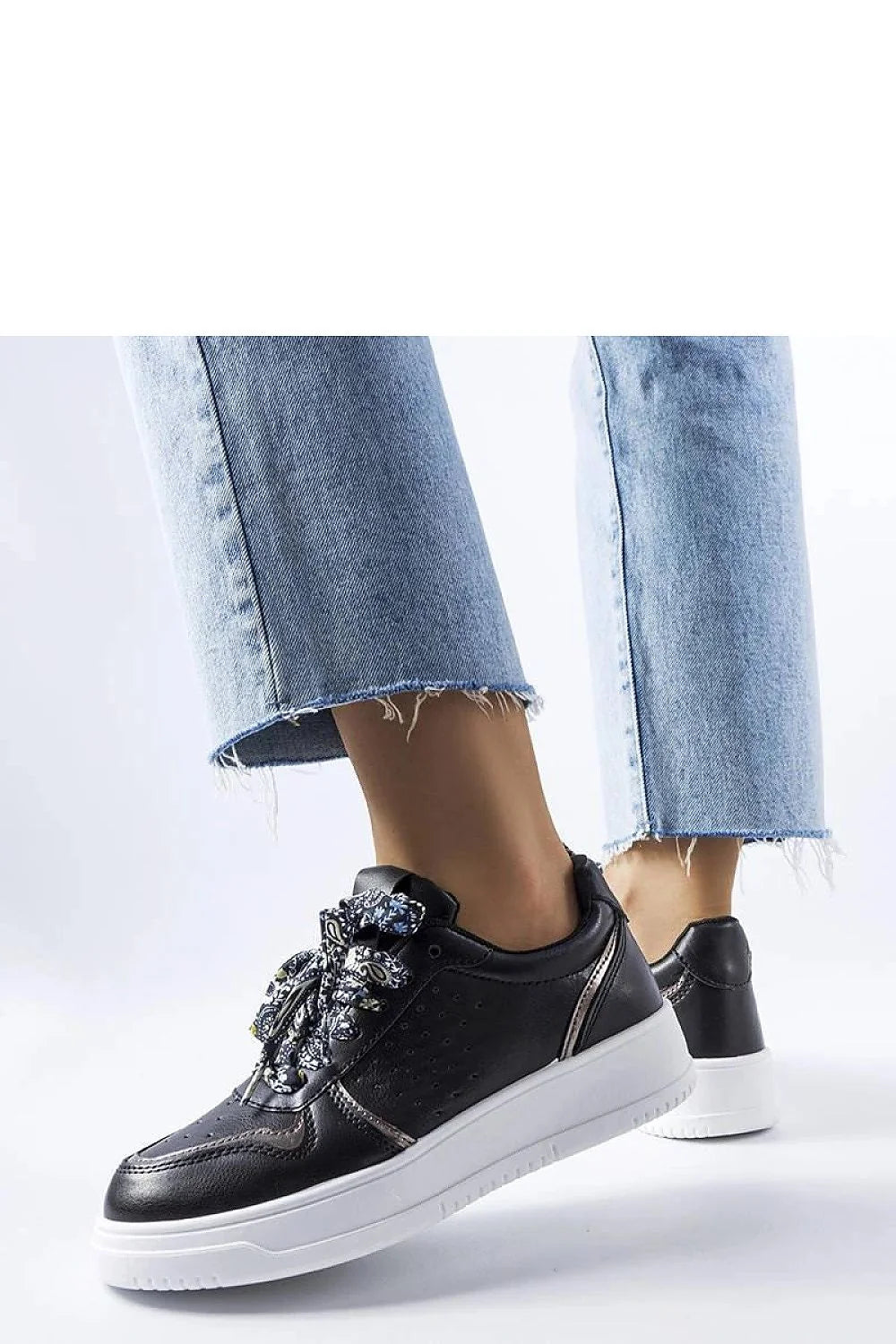 Baskets mode femmes design moderne élégant cuir noir perforations décoratives lacets fleuris semelle caoutchouc blanche amorti confortable