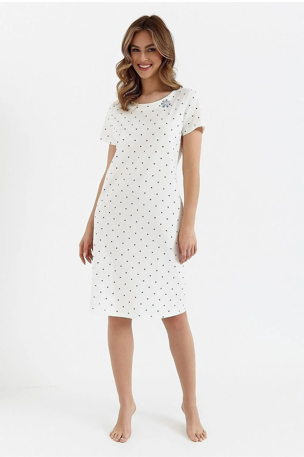 Chemise de nuit féminine en coton 95% elasthanne 5% manches courtes motif pois noirs et floral bleu épaule gauche coupe droite tour de hanche genoux occasionnels nocturne