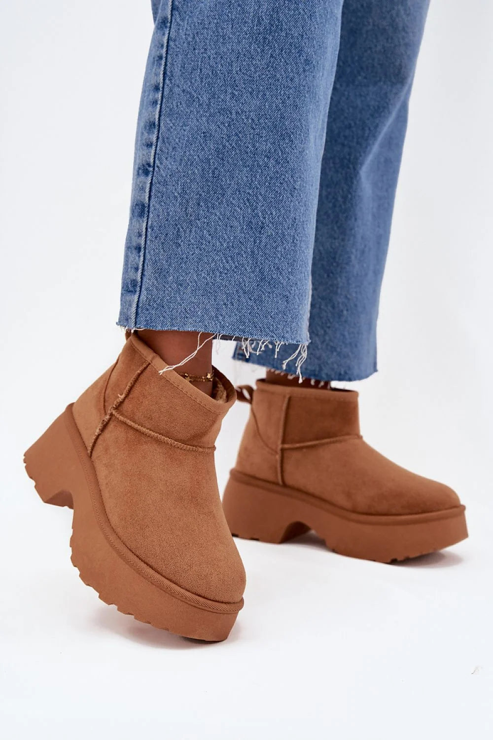 bottes femme daim écologique camel plateforme compensée talon doublure fourrure semelle crantée confortable chaude bout rond tige courte