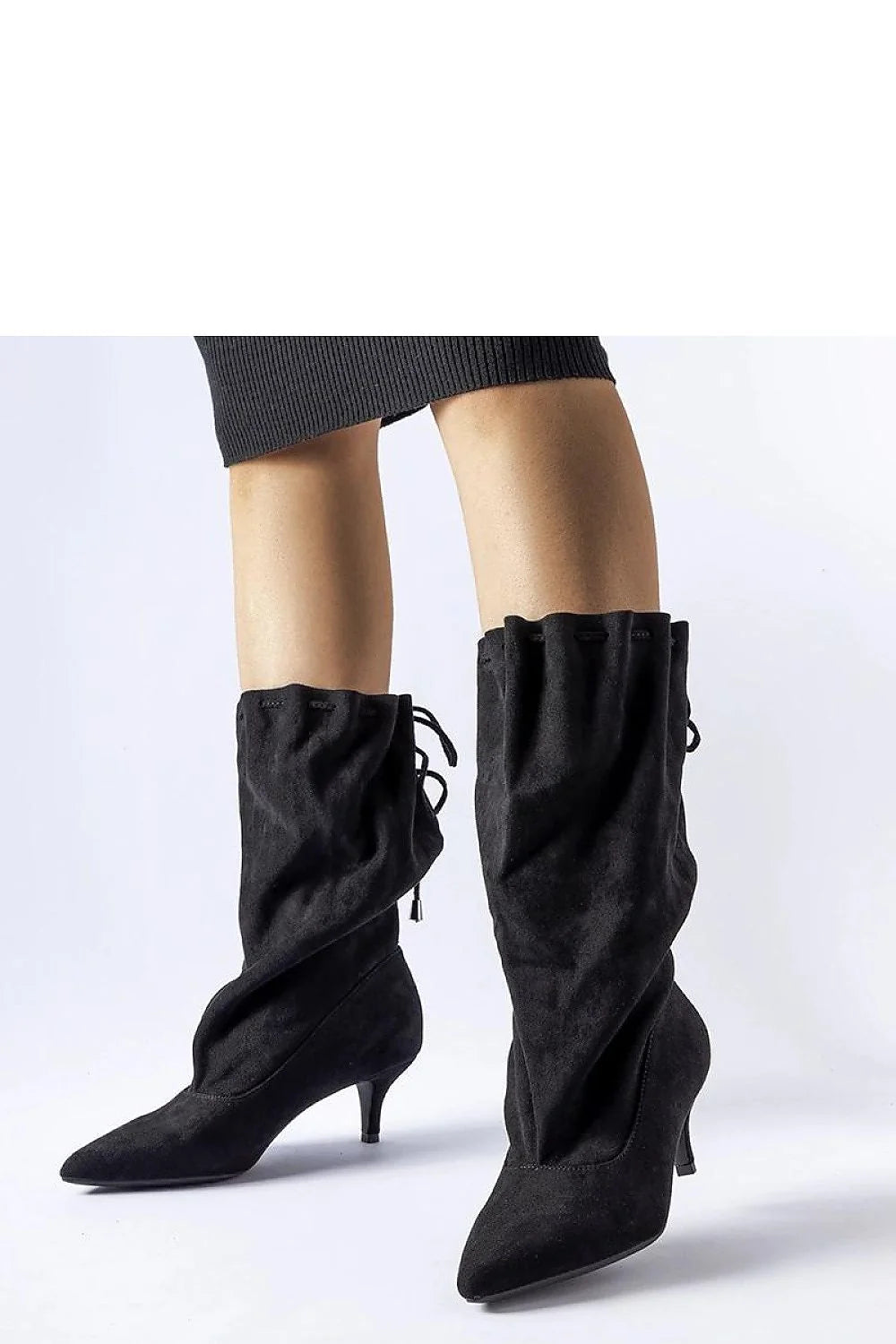 bottes suède noire mi mollet talons kitten bout pointu silhouette effilée tige froncée cordon serrage arrière ajustable confortable sophistiquée polyvalente