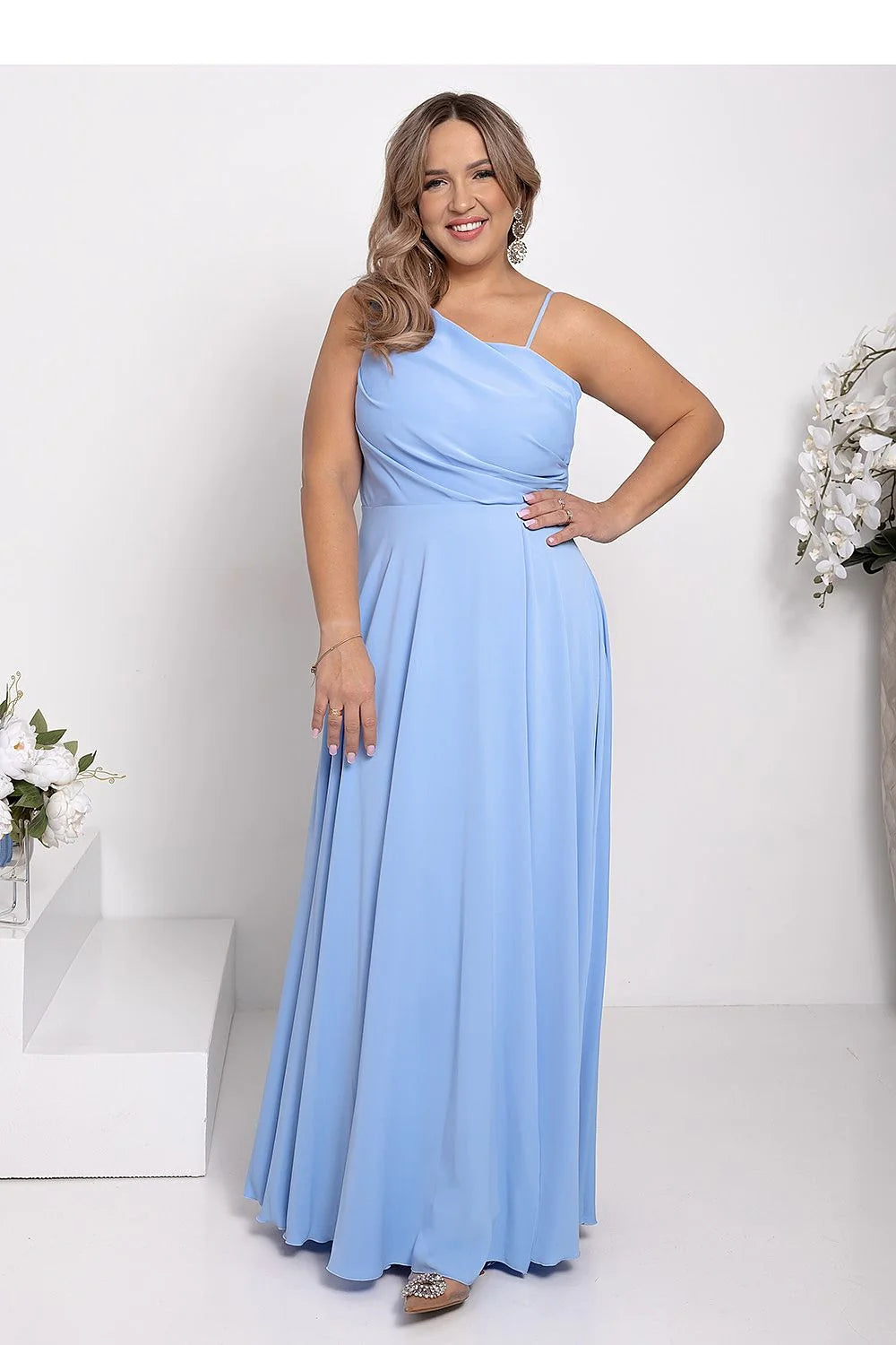 Robe longue asymétrique élégante en bleu pastel fente haute bretelle fine femme soirée mariage