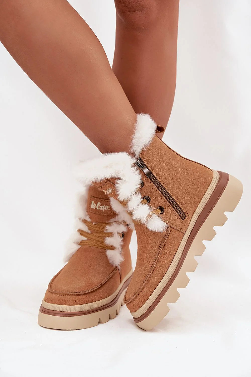 Lee Cooper bottes neige femme daim suédine camel bordure fourrure blanche lacets oeillets zip lateral semelle caoutchouc crantee plateforme 45mm