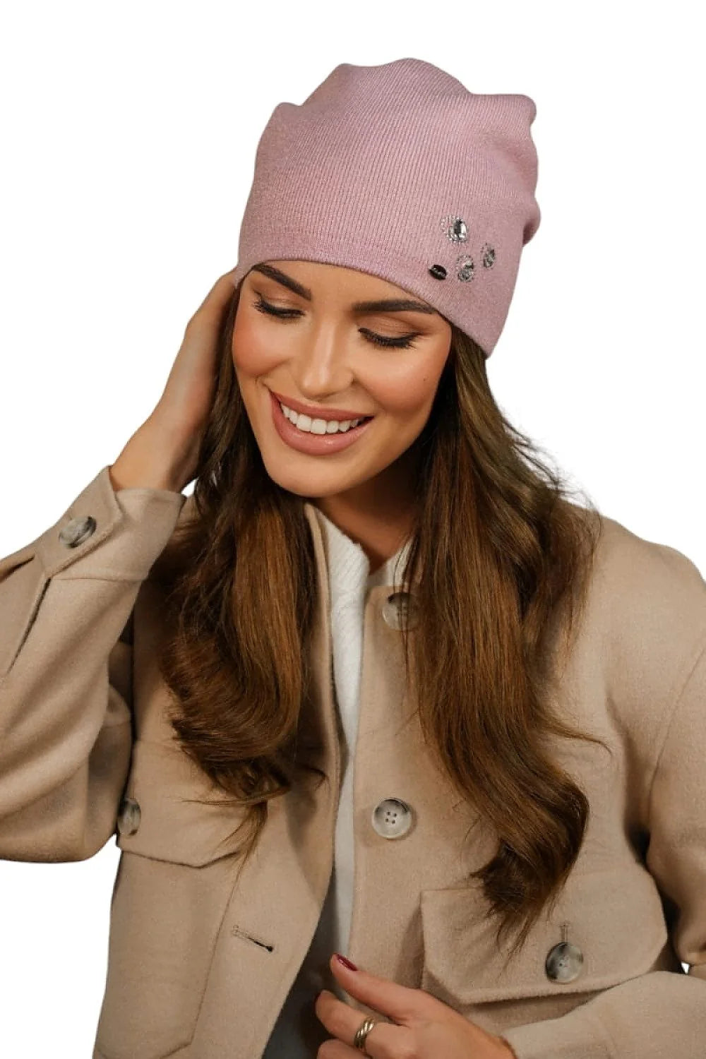 Bonnet pour femme élégant en maille rose poudré style moderne pierres incrustées coupe ajustée hiver 2023