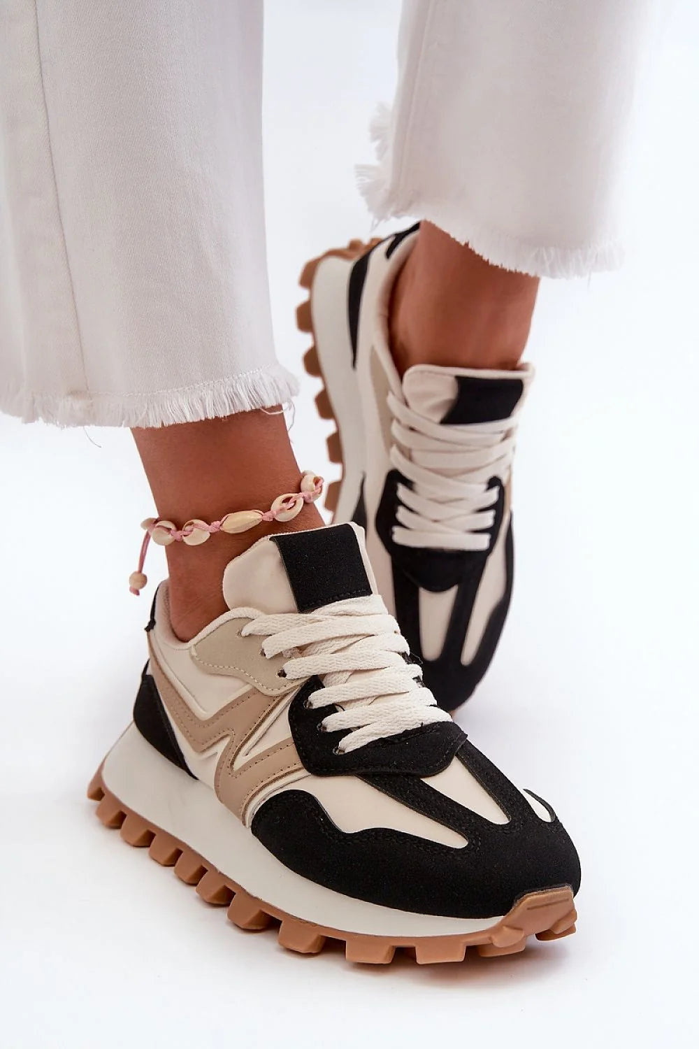 Chaussures de sport design moderne élégant couleurs neutres cuir écologique confort femme hauteur 5.5 cm semelle amortie piano baskets daily style