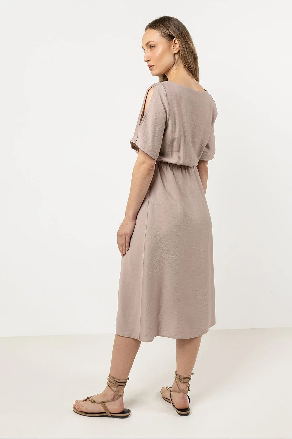 Robe de jour classique et confortable coupe ample taille élastiquée manches courtes encolure bateau couleur taupe longueur midi femme versatile