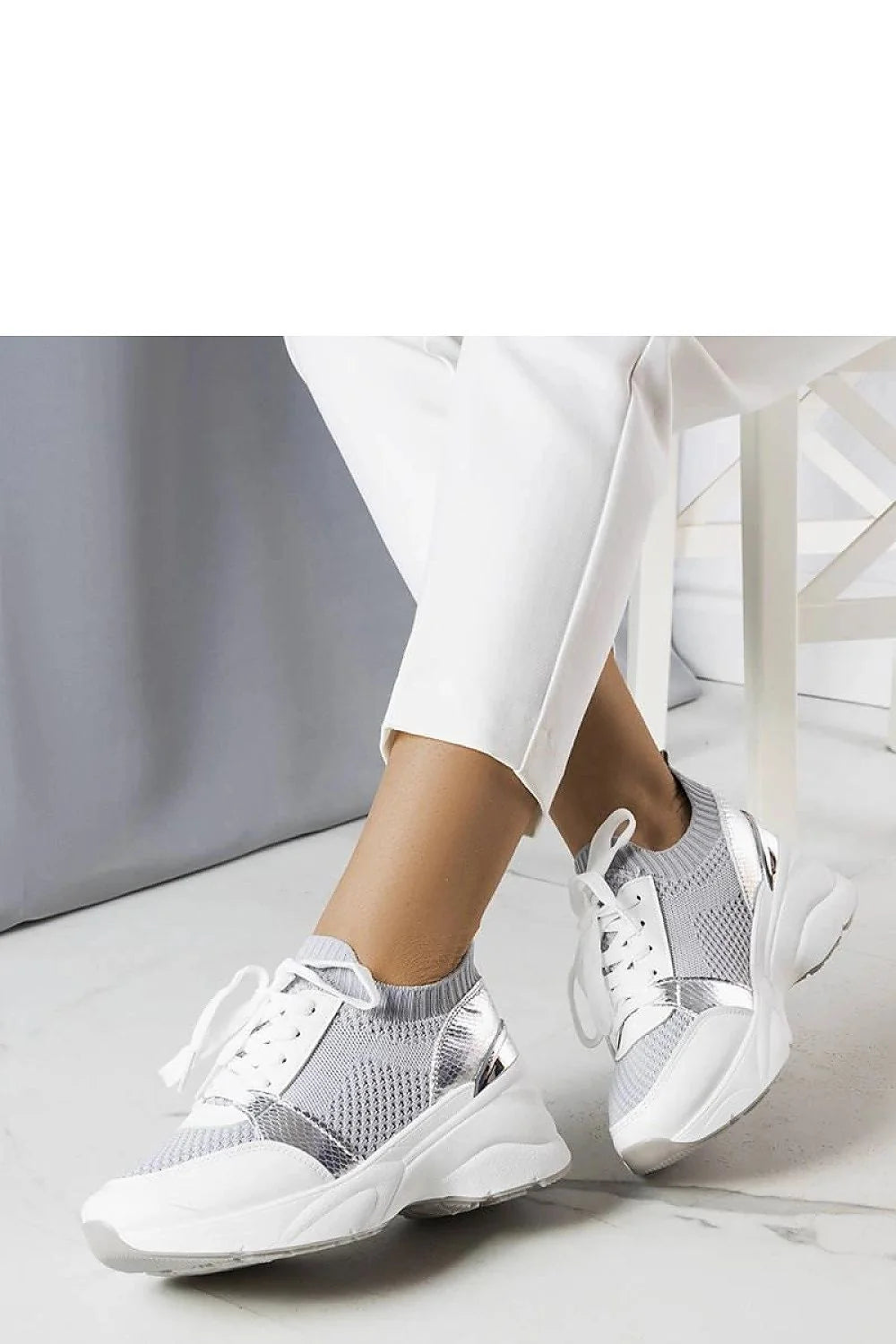 Baskets Solea pour femmes design moderne élégant mesh gris et blanc accents argentés lacet blanc semelle épaisse confortable urbain activités sportives