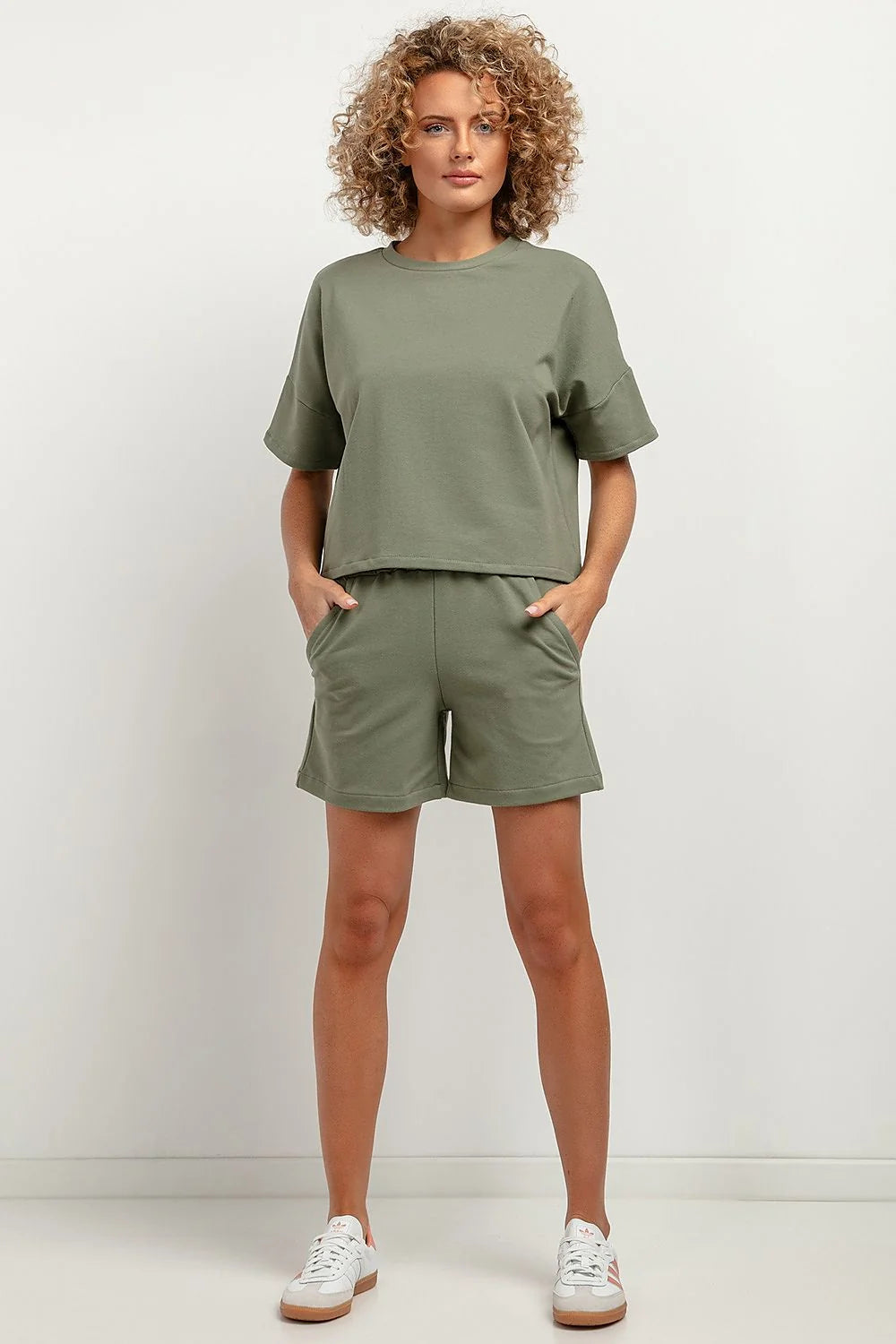 Ensemble décontracté femme chemisier short manches courtes vert kaki coupe ample style moderne occasion loisirs