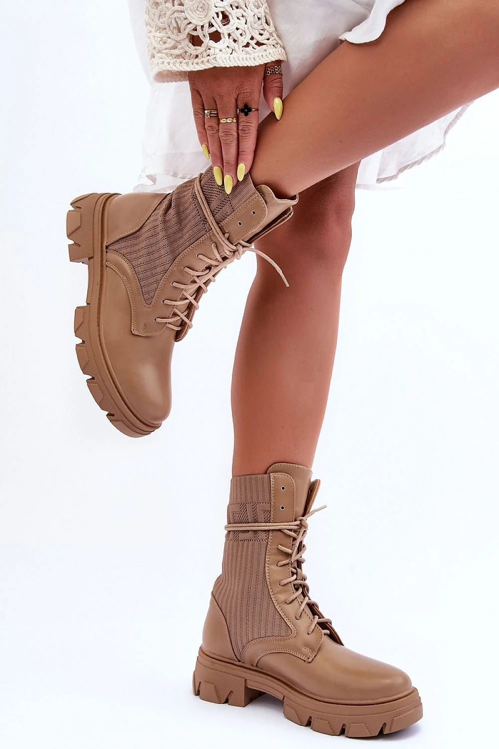 Bottines femmes style casual chic talon plat faux cuir synthétique beige camel confort occasions multiples mode élégance
