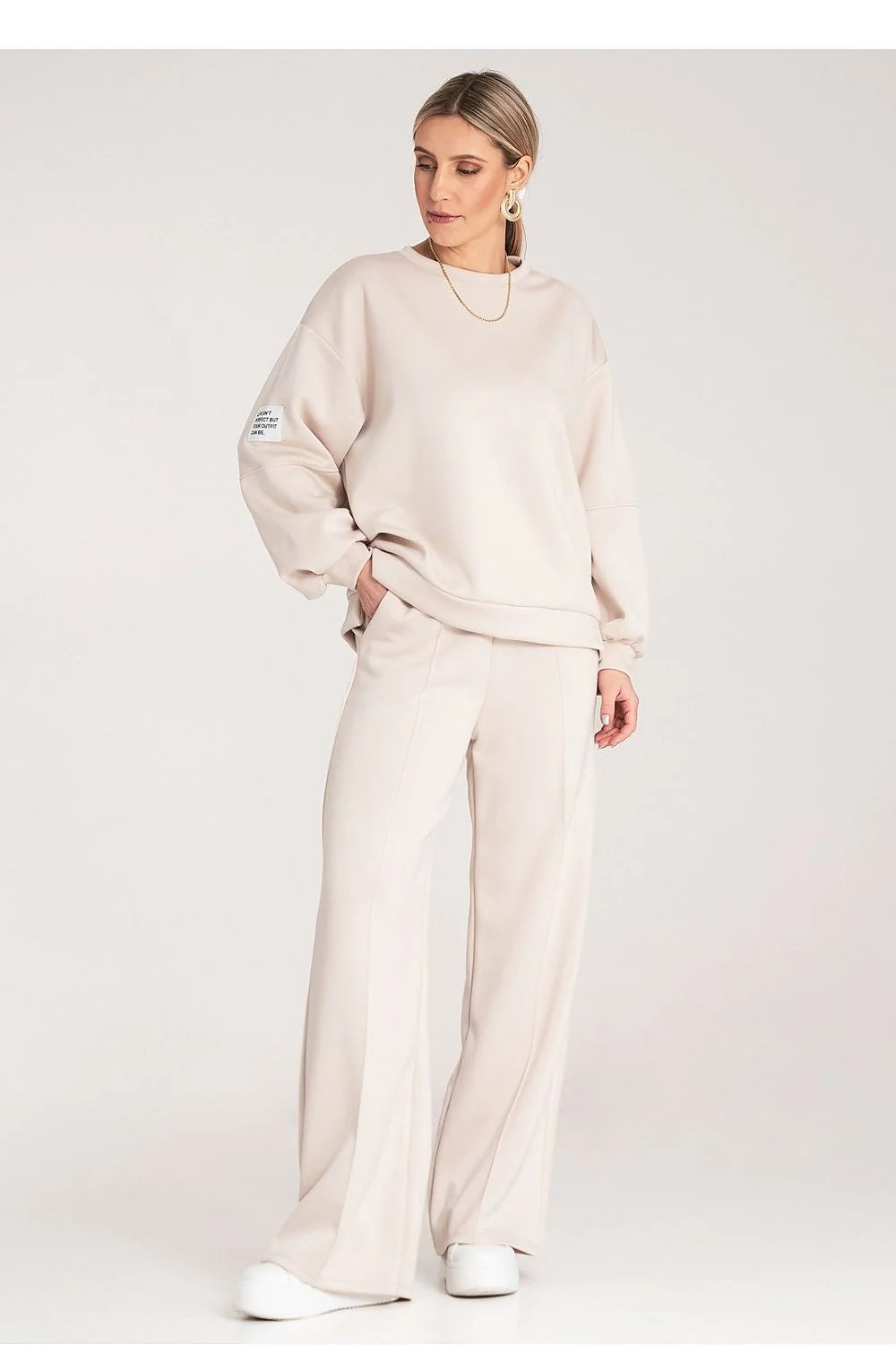 ensemble loungewear femme sweat oversize col rond pantalon large beige nude coordonnée deux pièces tissu épais doux structuré décontractée élégante