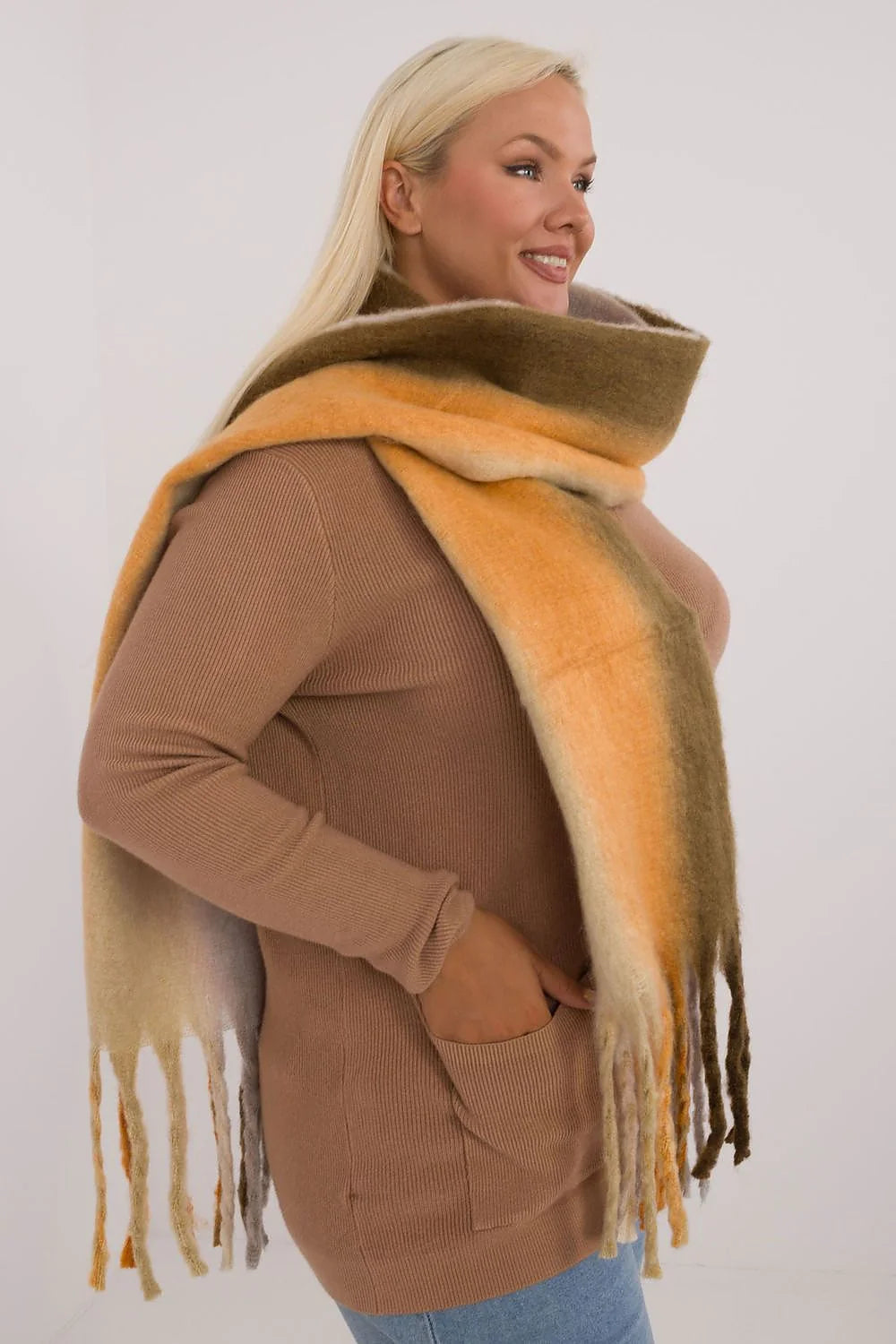 Écharpe automne hiver matériau doux pelucheux franges torsadées couleurs dégradé beige orange brun femmes