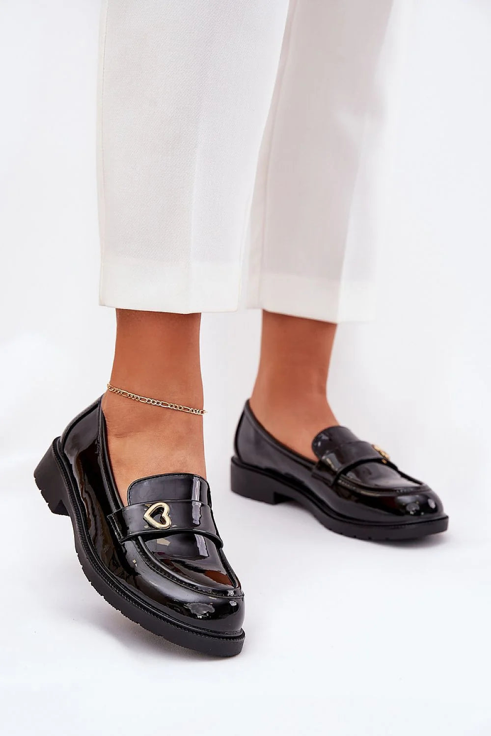 mocassins femme vernis noirs SBarski élégants brillants cuir synthétique ornement cœur doré talon bas semelle crantée confortable raffiné