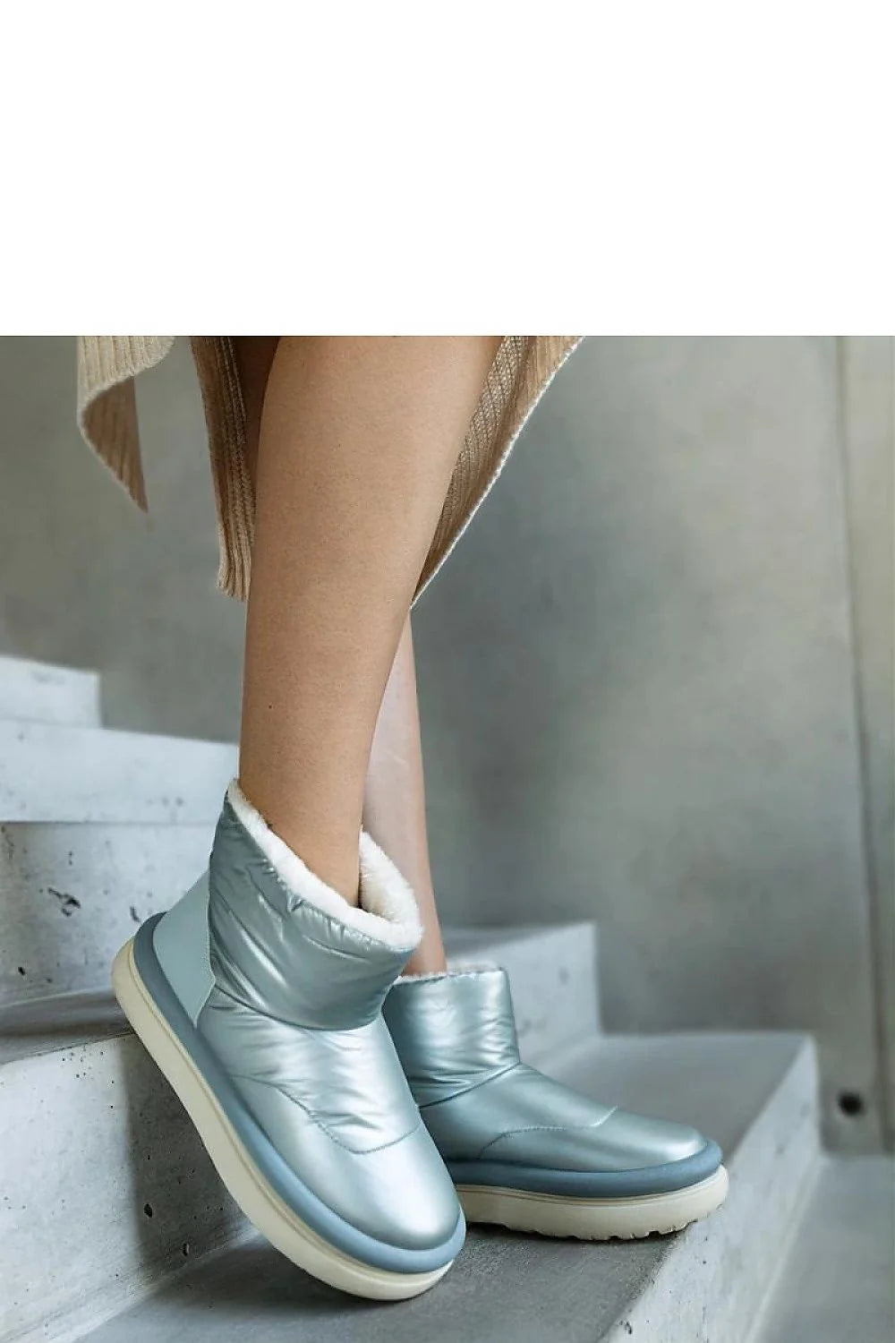 Bottes de neige modernes pour femmes, bleu métallisé, synthétique imperméable, doublure isolante, semelle caoutchouc anti-glisse, style urbain, tendance, mode hiver, bottines d'hiver