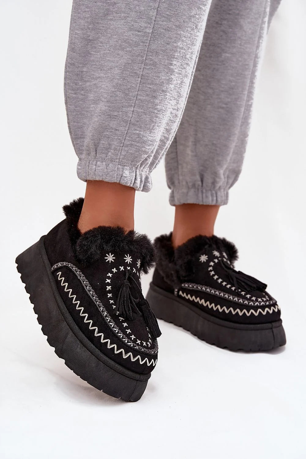 bottes neige femme suédine écologique plateforme épaisse fourrure franges coutures décoratives pompons antidérapante semelle crantée cheville rembourrée chaude confortable stylée