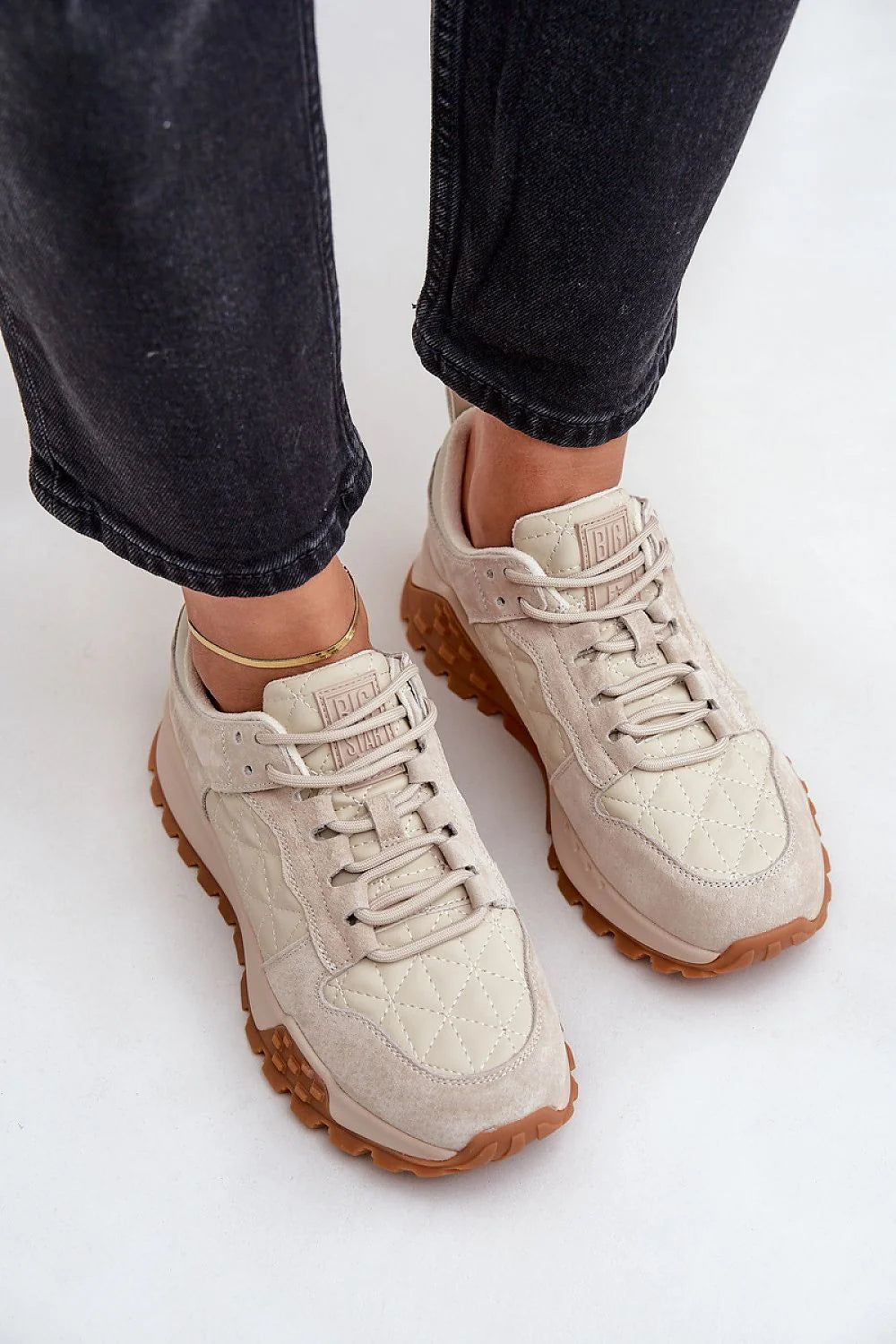 Chaussures de sport modernes pour femmes, cuir et daim, confort et style, occasion quotidienne et décontractée
