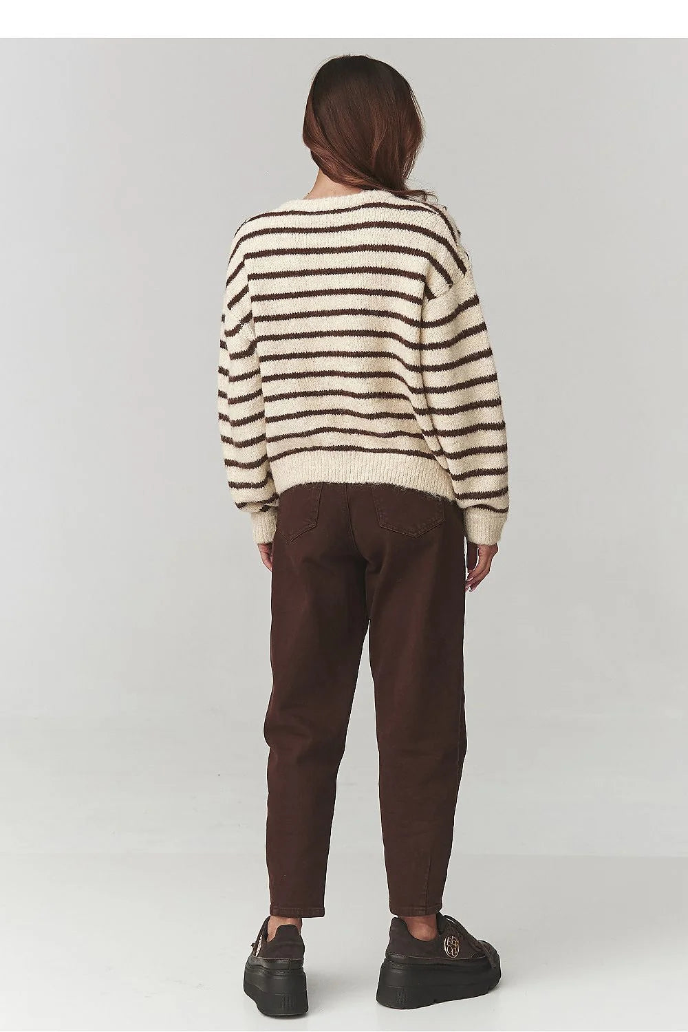 cardigan femme oversize maille duveteuse crème rayures horizontales marron coupe courte épaules tombantes encolure ronde manches longues côtelées