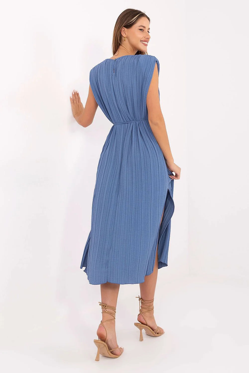 Robe de jour Italy Moda bleu doux coupe ajustée ceinture perlée manches courtes plissée longueur midi