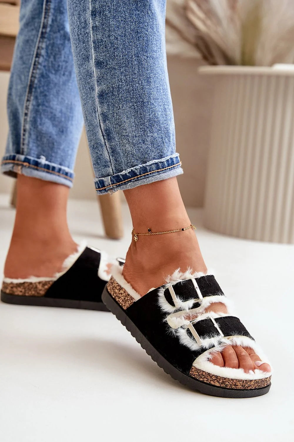 pantoufles femme élégantes doublées fourrure fausse blanche cuir suédé noir mule plateforme 3cm brides réglables boucles argentées semelle liège antidérapante