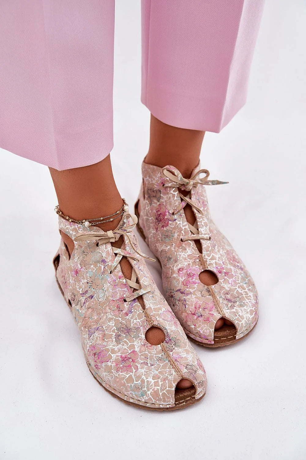 Bottes femmes design unique artistique cuir similicuir motif floral couleurs pastel rose beige violet bleu confort tendance