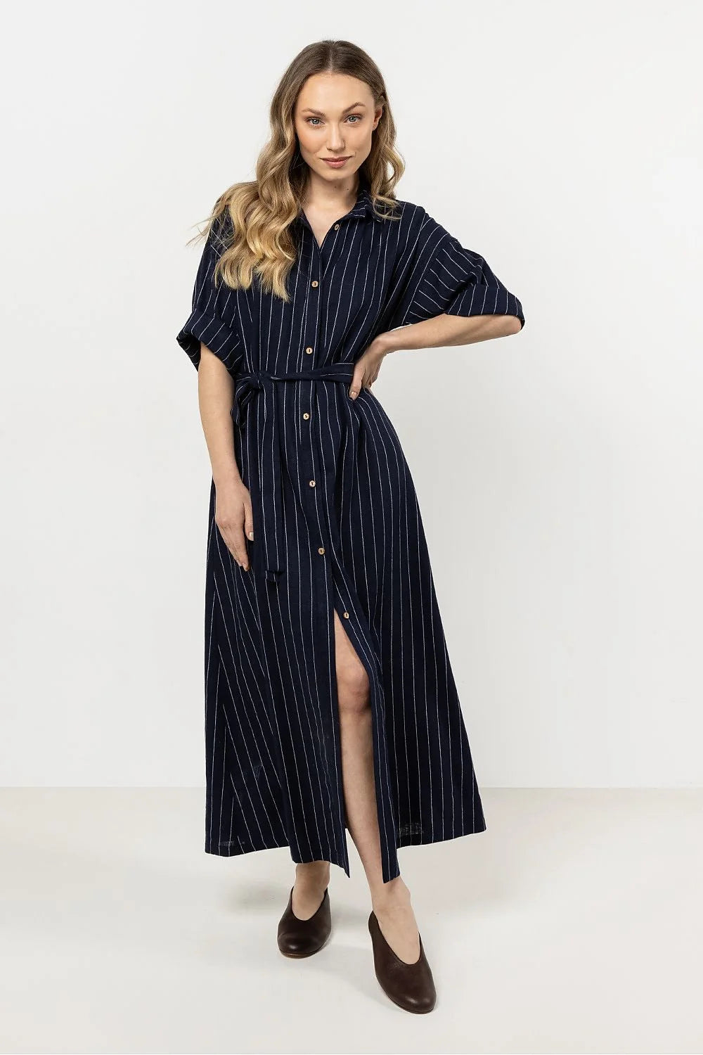 Robe chemisier awama longue en lin rayures bleu marine manches courtes col chemise boutonnage argenté ceinture assortie femme