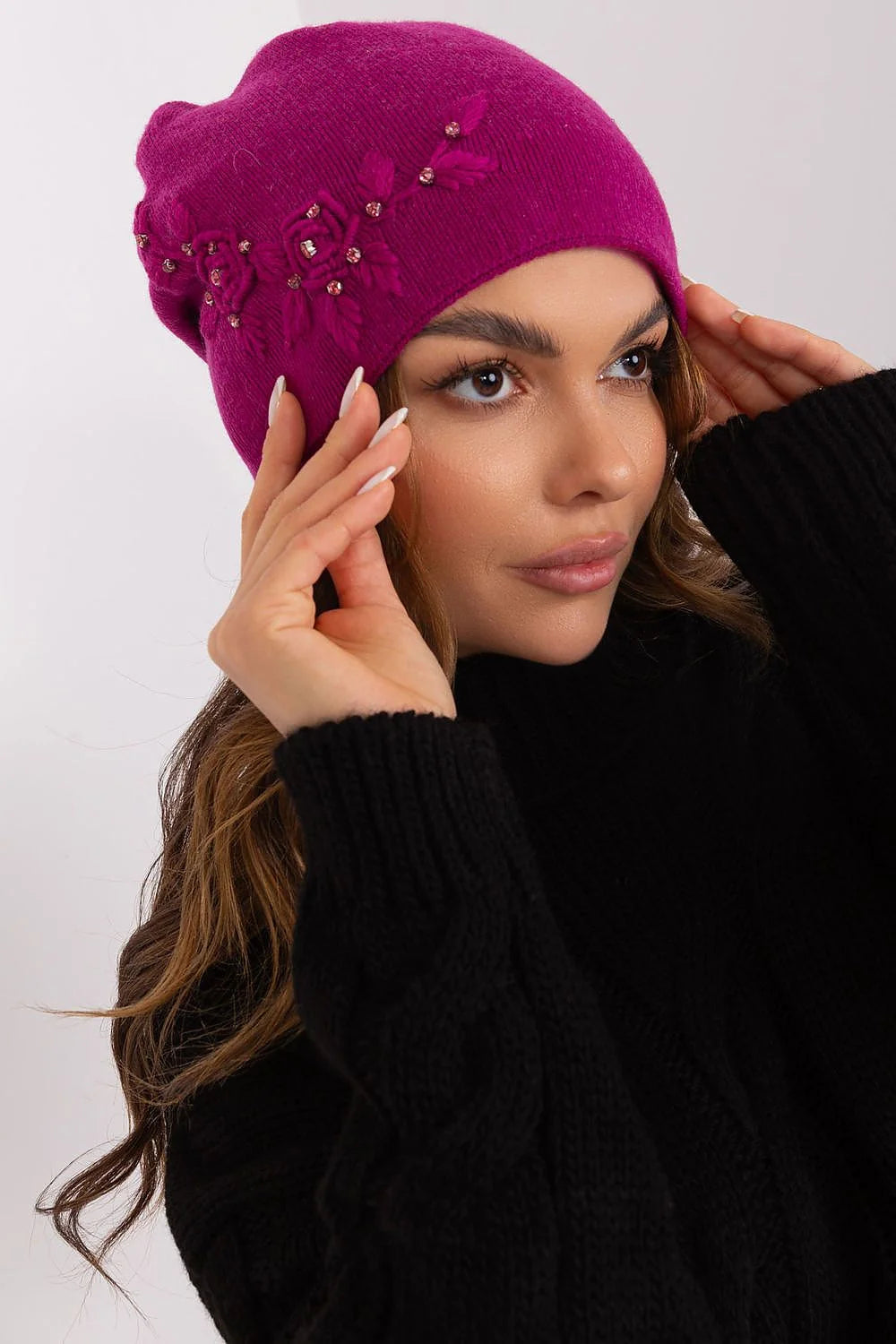 Bonnet d'hiver chaud pour femme en tricot lisse fuchsia avec détails décoratifs en perles et broderies