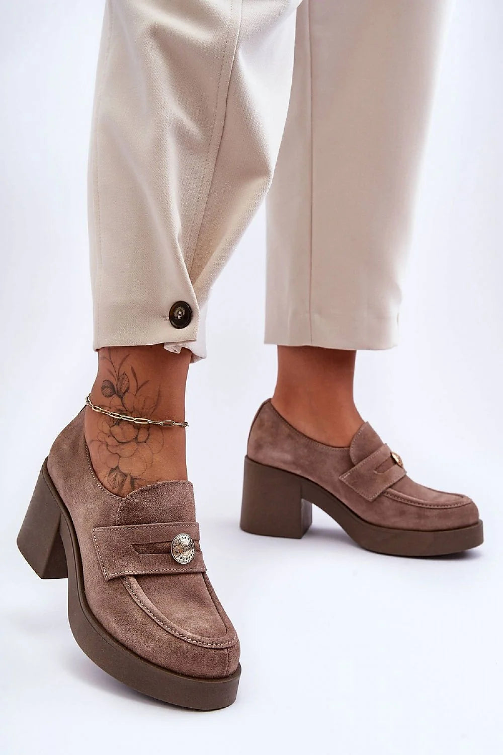 mocassins femmes talon bloc plateforme suède taupe bout arrondi semelle gomme épaisse bride frontale médaillon métallique doré coutures apparentes