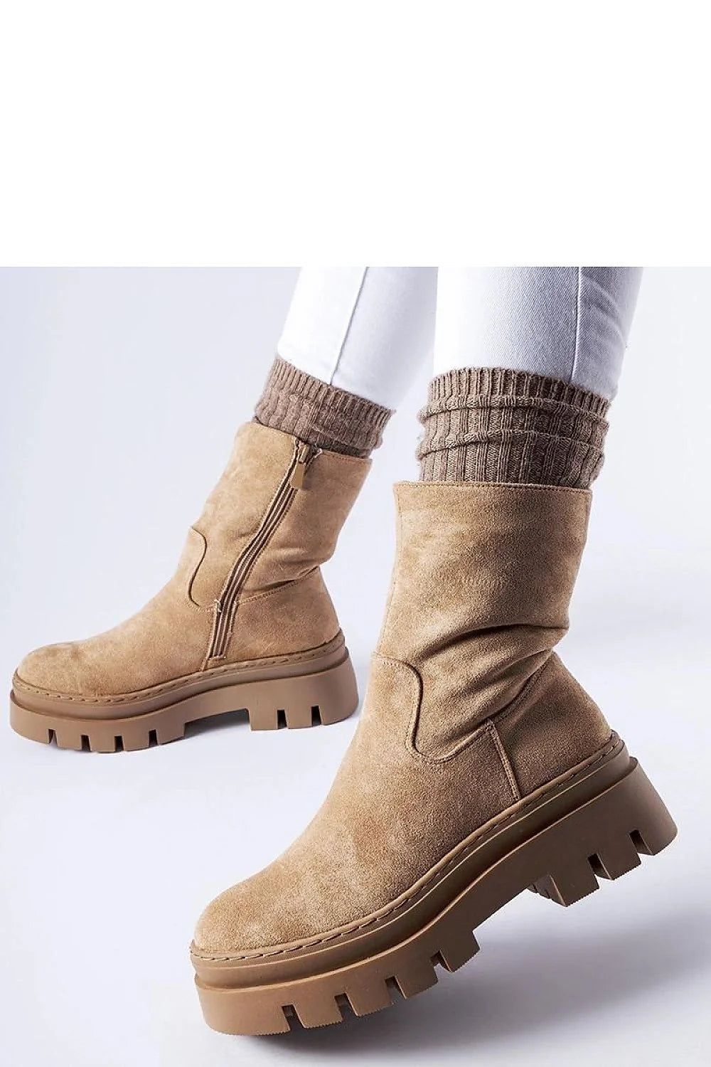 Bottes pour femmes design moderne fonctionnel cuir suédé beige fermeture éclair latérale semelle épaisse caoutchouc confort élégance usage quotidien protection froid