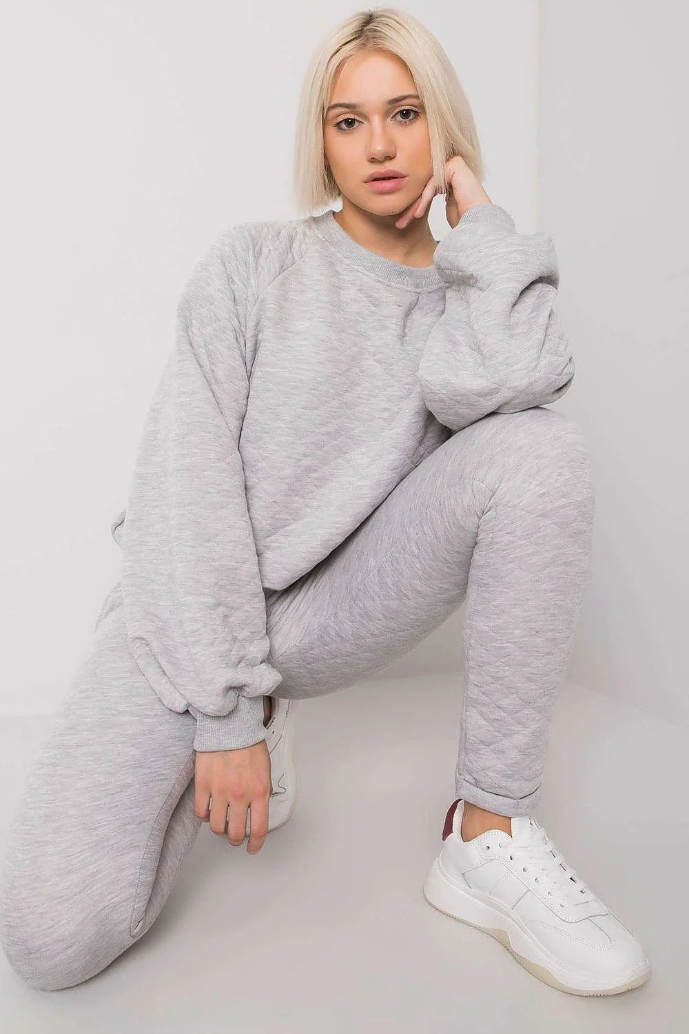 Ensemble de survêtement matelassé pour femme sweatshirt manches longues pantalon ajusté couleur verte kaki matière coton élasthanne style moderne confort loungewear occasions décontractées