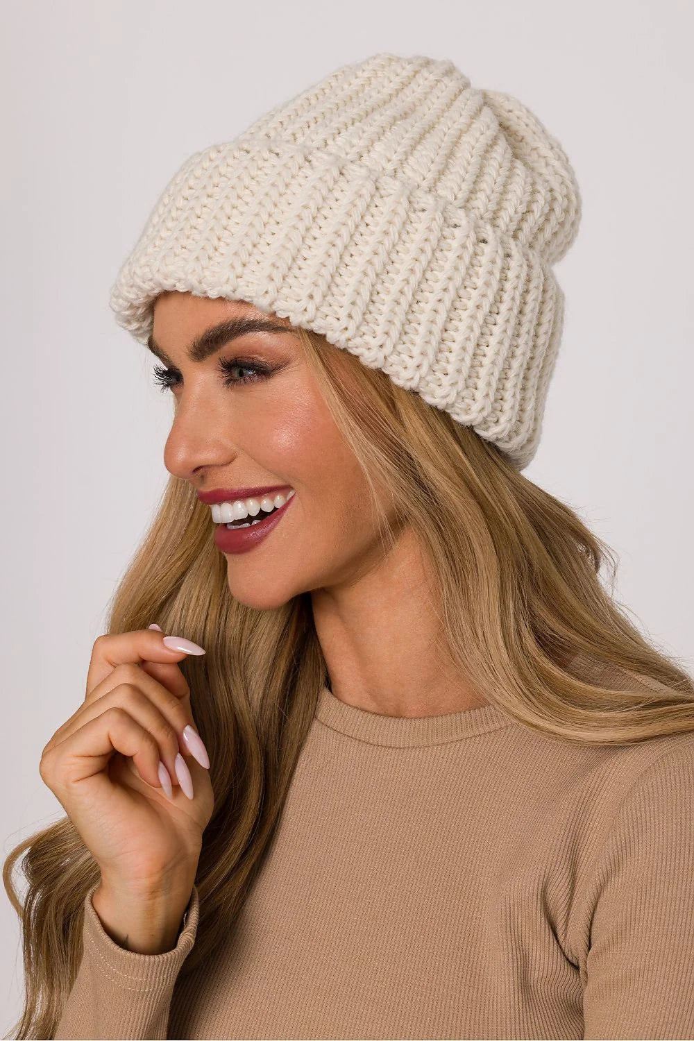 bonnet beanie femme écru maille côtelée épaisse revers plié larges côtes coupe ajustée extensible chaud hivernal