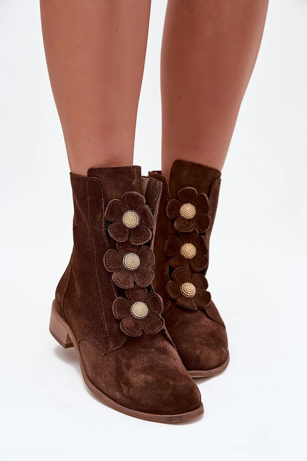 bottines daim marron chocolat femme bohemechic bout arrondi talon bas empile fermeture eclair laterale appliques floraux boutons dores semelle bois