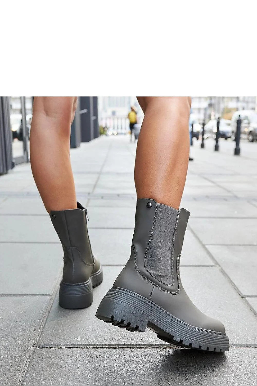 Bottes Chelsea femme en cuir synthétique gris foncé, style minimaliste, talon compensé, élastiques latéraux, fermeture éclair