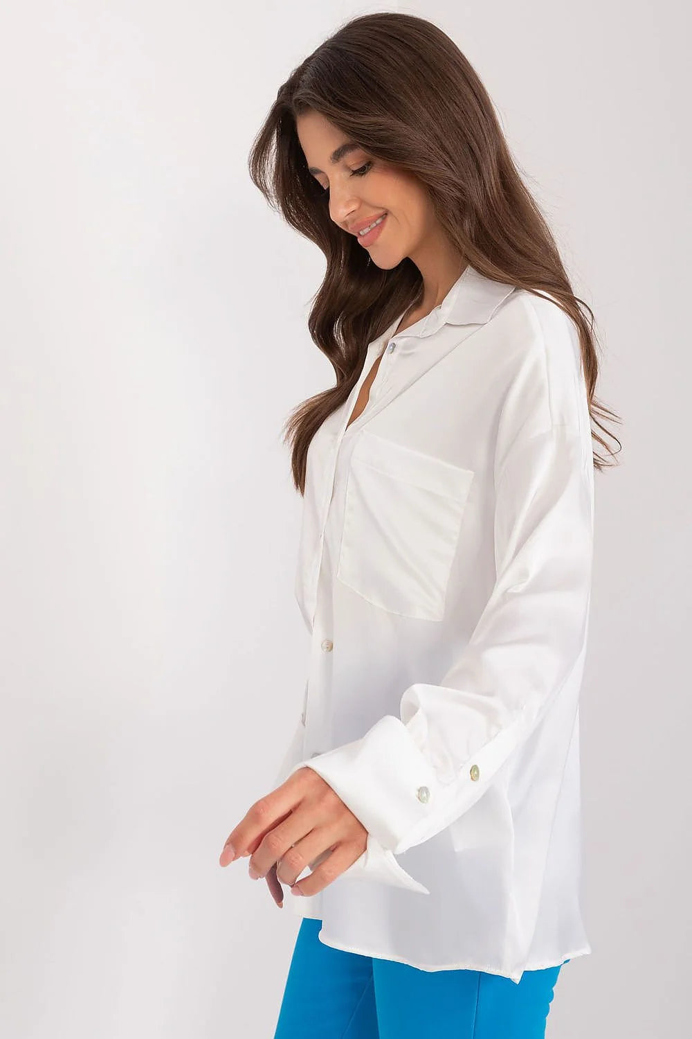 chemise femme satinée blanche manches longues col classique oversize coupe ample fluide poignets larges boutons nacrés poche poitrine élégante intemporelle