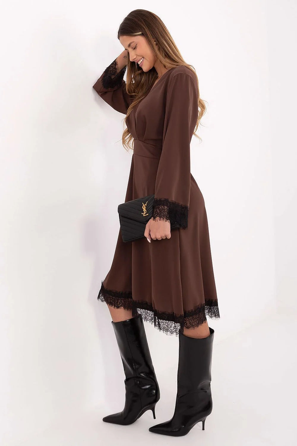robe midi marron chocolat mancheslongues decolletecachecoeur coupeevasee taillemarquee elastiquetaillearriere dentellenoirpoignets dentellenoirourlet tissupolyesterviscose fluide confortable elegante polyvalente