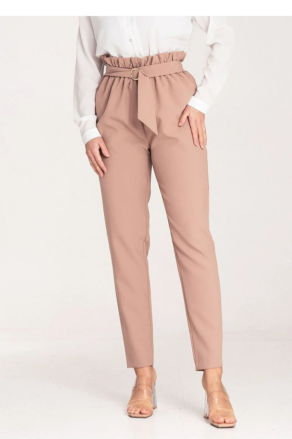 Pantalon femme élégant moderne couleur beige-rose taille haute ceinture boucle dorée coupe ajustée jambe longue