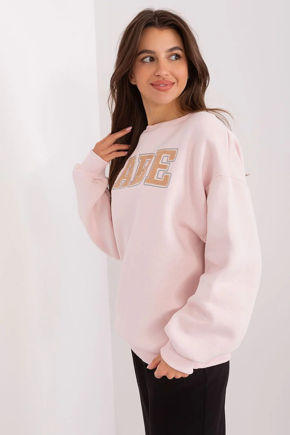 Sweatshirt femme style urbain motif BABE en lettres majuscules couleur rose pâle coton polyester coupe ample manches longues col rond