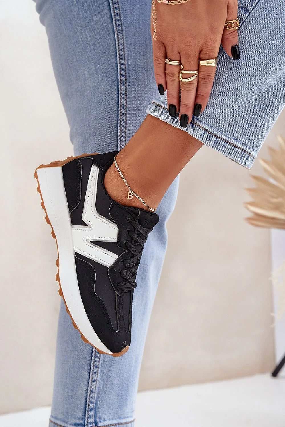 Chaussures de sport pour femmes baskets noires détails blancs semelle marron clair style sportif