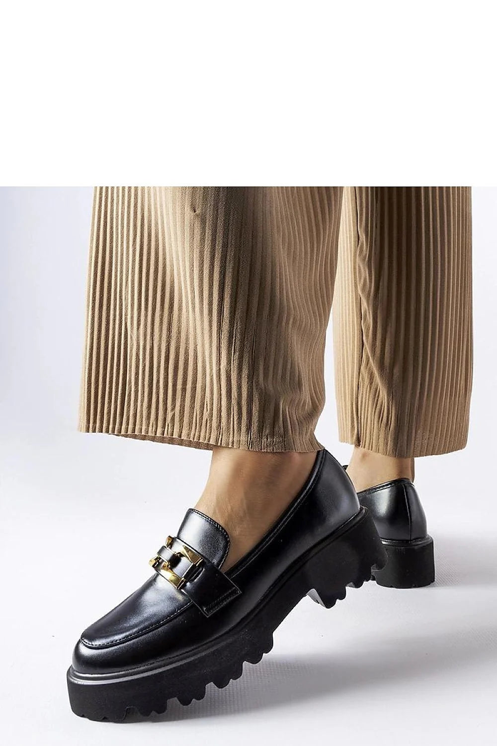 Moccasins Solea cuir noir ornement doré bout en amande semelle épaisse crantée femme élégance moderne versatile