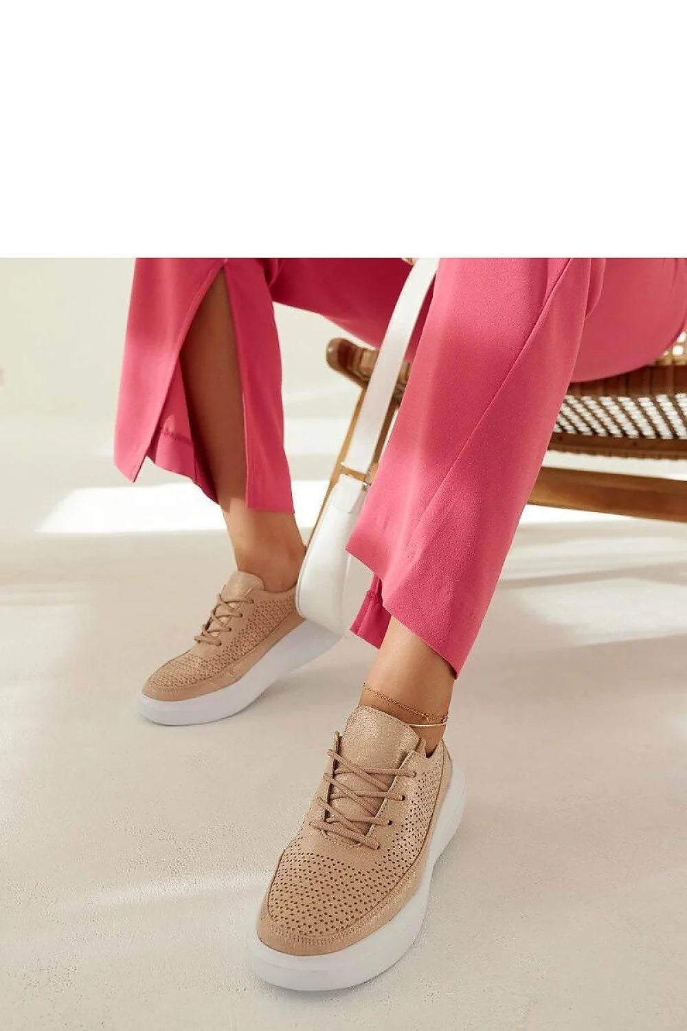 Baskets Solea femmes style moderne casual cuir suédé beige perforé semelle blanche lacets summer eco-friendly comfort durabilité