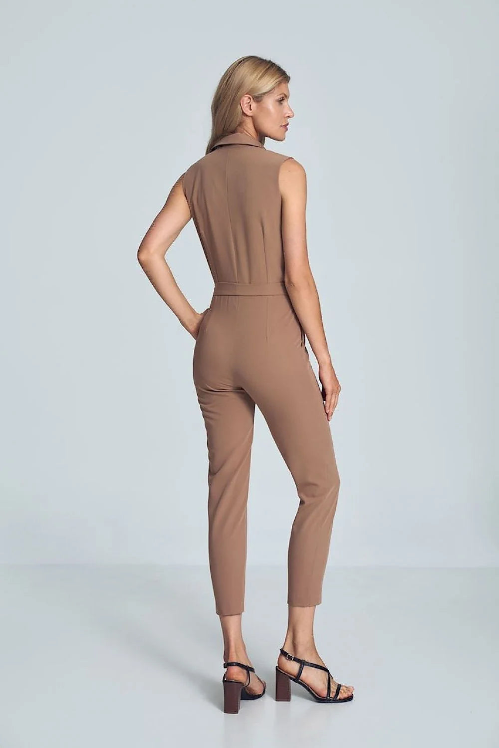 Combinaison pantalon beige en polyester viscose, élégante, moderne, chic, ceinture intégrée, sans manches