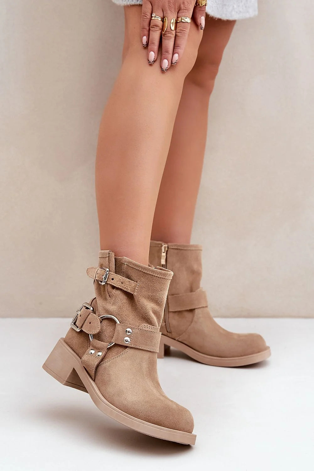 Bottines en cuir suédé beige sable design moderne chic style casual biker femmes occasion quotidienne confortable fermeture éclair