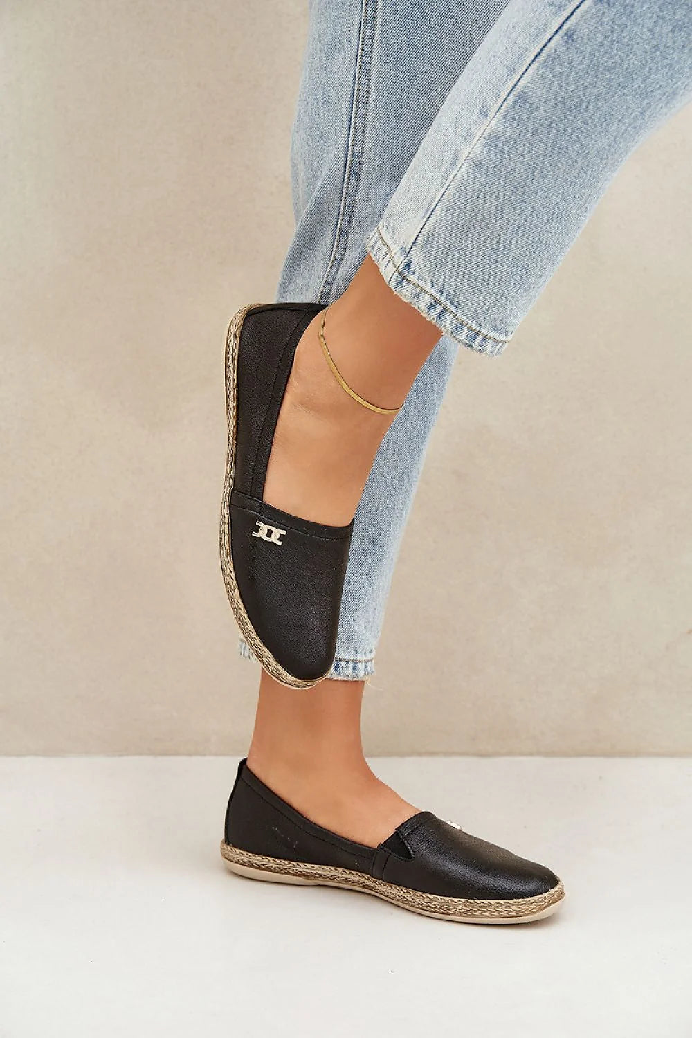 espadrille cuir noir femme élégante confortable plateau corde tressée plateforme semelle naturelle détail doré minimaliste sophistiquée ajustée