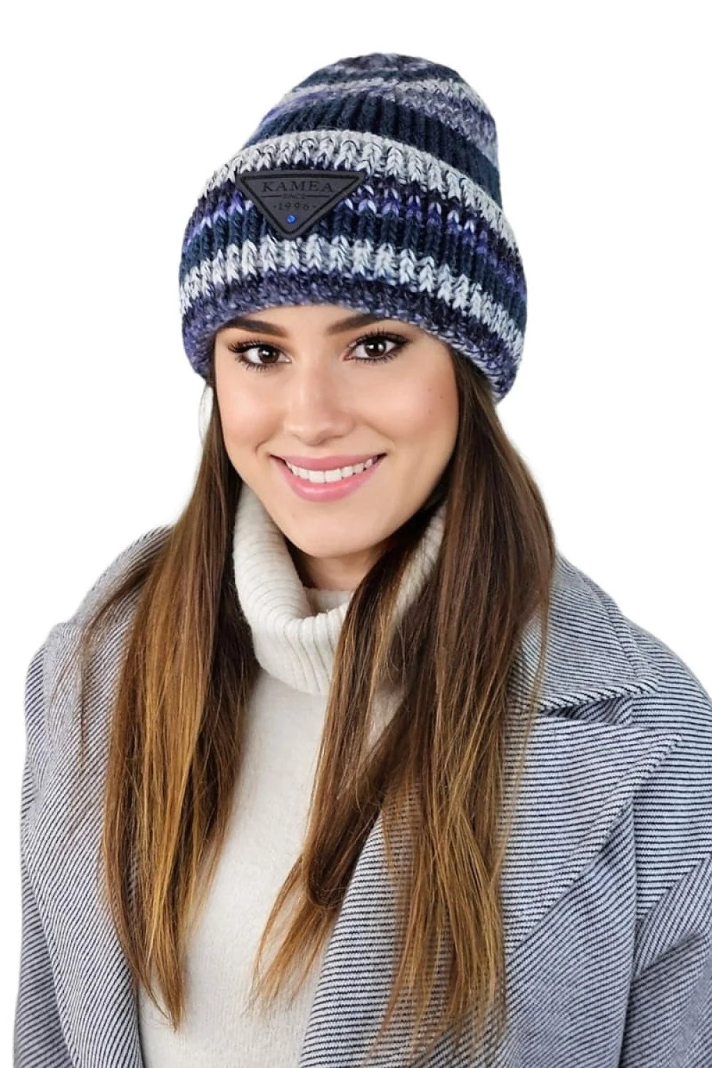 Bonnet d'hiver pour femmes en laine d'alpaga rayé avec logo en cuir, écharpe assortie et veste en jeans bleu clair, style casual hivernal tendance