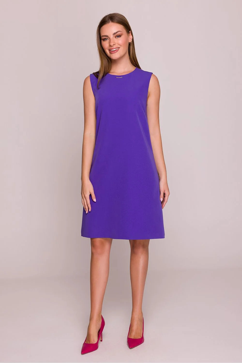 Robe de jour Stylove sans manches col rond détail métallique tissu satiné coupe trapèze femme