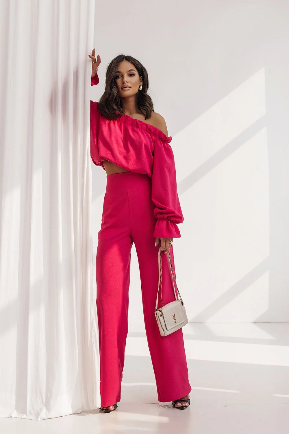 ensemble féminin élégant rose vif bardot asymétrique crop manches bouffantes poignets élastiqués pantalon taille haute jambes larges satiné chic sophistiqué
