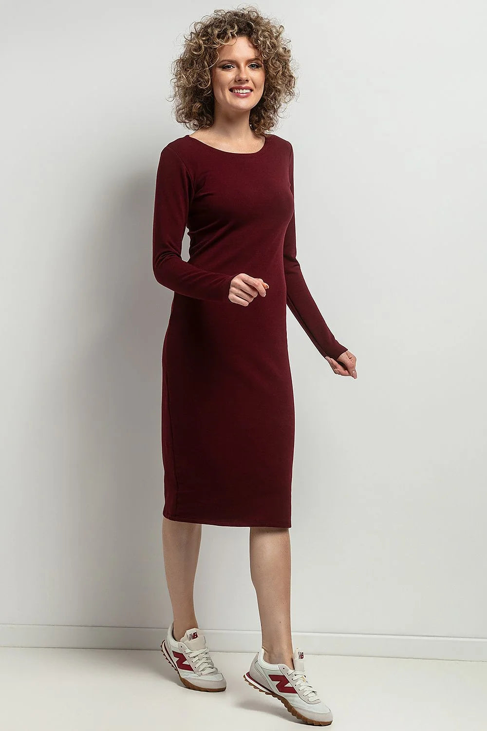 Robe midi ajustée manches longues encolure bateau maille douce extensible coton polyester certifiée oeko tex bordeaux minimaliste décontractée chic