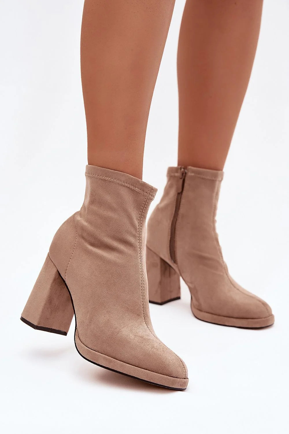 bottines femme suédine écologique taupe talon pilier haut bout amande tige stretch fermeture éclair latérale couture apparente semelle antidérapante confortable