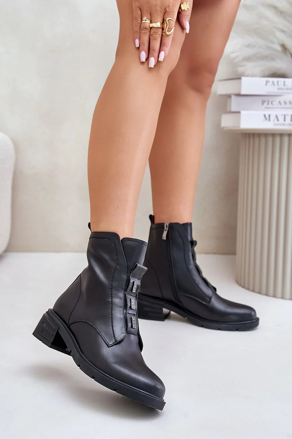 Bottes pour femmes élégantes en cuir noir lisse à talon moyen design moderne fermure zip latérale occasionnels