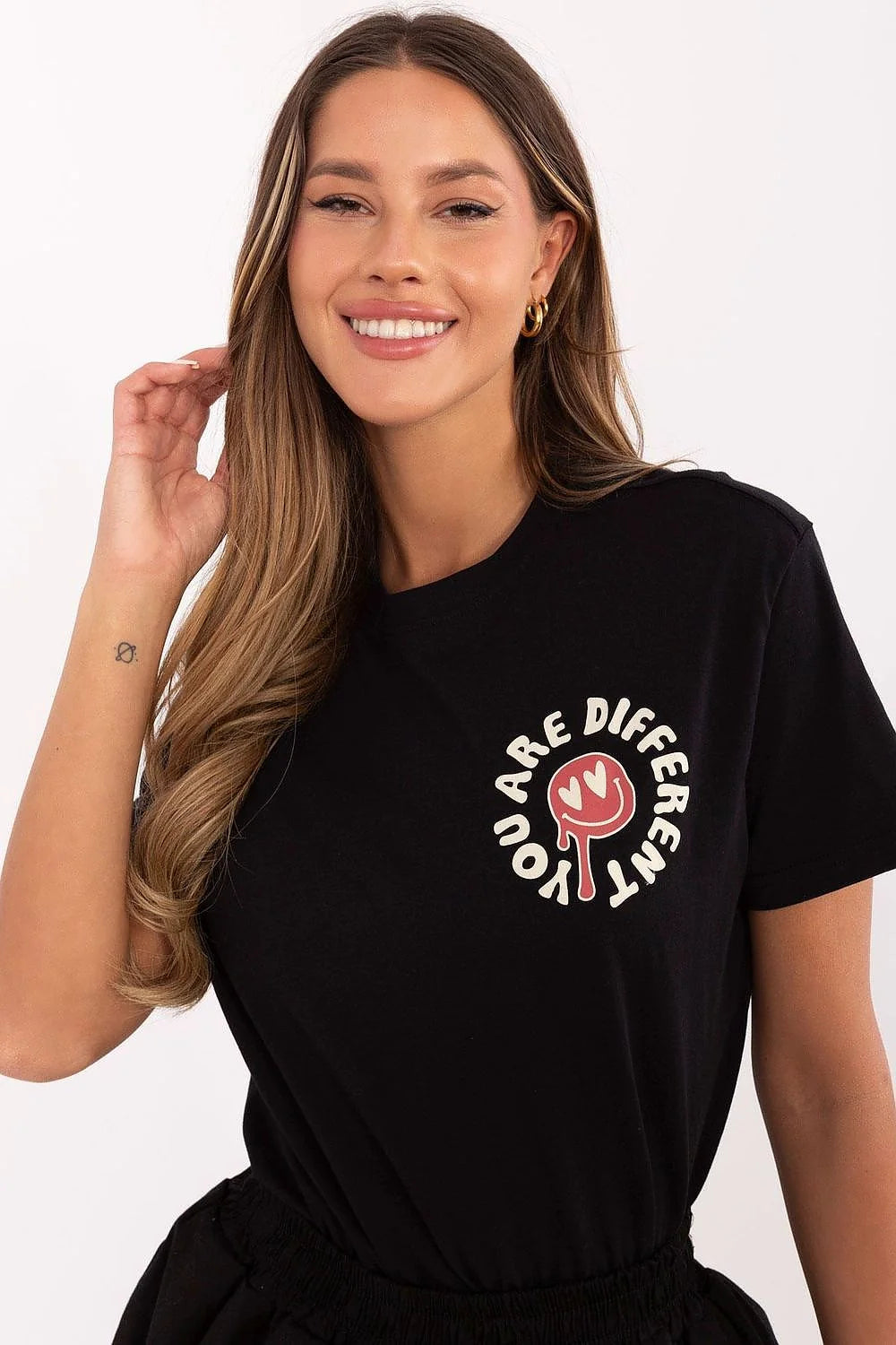 T-shirt pour femme en coton noir manches courtes message YOU ARE DIFFERENT graphisme sucette rose cœur blanc style casual